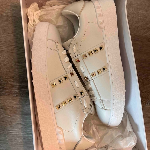 Valentino Rockstud Sneaker （SOLD） - Picture 1 of 6